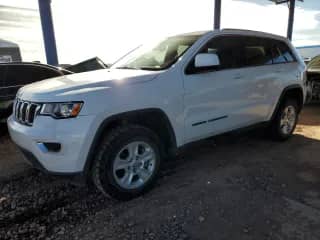 2017 Jeep Grand Cherokee Laredo z VIN 1C4RJFAG0HC622384, wystawiony jako Copart lot #85926745 z przebiegiem 122 091 mil mil oraz Szkoda całkowita • Salvage title. Historia ofert i sprzedaży dostępna na DreamBid. Obrazek 1.