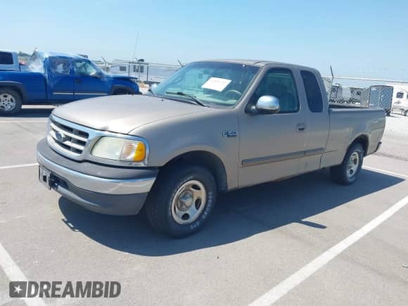 2001 Ford F-150 XL z VIN 1FTZX172X1KB87026, wystawiony jako IAAI lot #42830752 z przebiegiem 193 334 mil mil oraz . Historia ofert i sprzedaży dostępna na DreamBid. Obrazek 2.