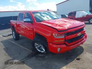 2017 Chevrolet Silverado 1500 LT z VIN 3GCUKREC2HG105858, wystawiony jako IAAI lot #42844560 z przebiegiem 136 358 mil mil oraz . Historia ofert i sprzedaży dostępna na DreamBid. Obrazek 1.