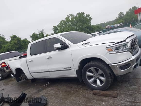 2020 Ram 1500 Limited z VIN 1C6SRFHTXLN392001, wystawiony jako IAAI lot #42508478 z przebiegiem 143 607 mil mil oraz . Historia ofert i sprzedaży dostępna na DreamBid. Obrazek 13.