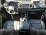 2022 Toyota Tacoma SR z VIN 3TMCZ5AN1NM502157, wystawiony jako Copart lot #63388555 z przebiegiem 42 376 mil mil oraz Szkoda całkowita • Salvage title. Historia ofert i sprzedaży dostępna na DreamBid. Obrazek 8.