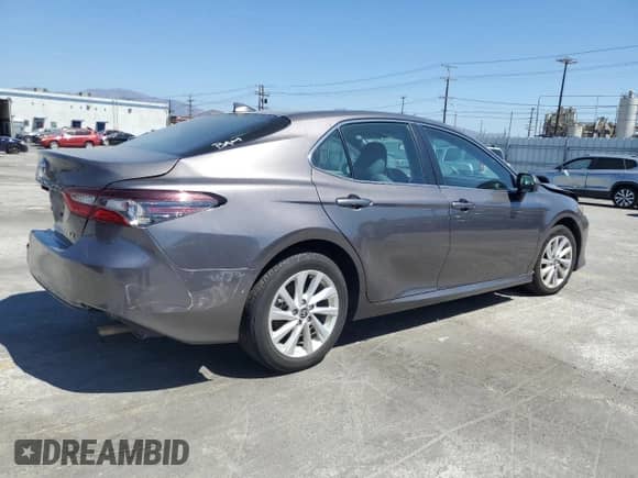 2023 Toyota Camry LE z VIN 4T1C11AK8PU829929, wystawiony jako Copart lot #71752915 z przebiegiem 49 591 mil mil oraz Szkoda całkowita • Salvage title. Historia ofert i sprzedaży dostępna na DreamBid. Obrazek 3.