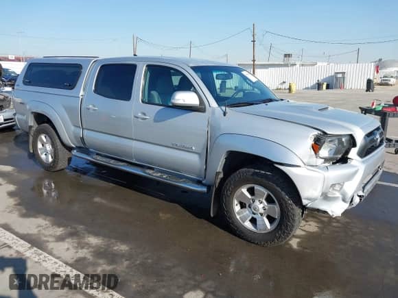 2013 Toyota Tacoma PreRunner z VIN 3TMKU4HN8DM034338, wystawiony jako IAAI lot #41808842 z przebiegiem 142 012 mil mil oraz . Historia ofert i sprzedaży dostępna na DreamBid. Obrazek 1.