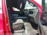 2019 Ram 1500 Big Horn z VIN 1C6SRFFT3KN863682, wystawiony jako IAAI lot #42588044 z przebiegiem 63 551 mil mil oraz . Historia ofert i sprzedaży dostępna na DreamBid. Obrazek 5.