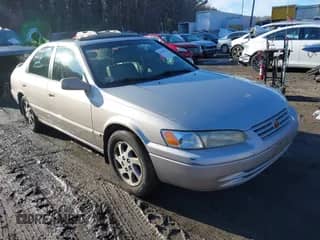 1998 Toyota Camry LE z VIN 4T1BF28K4WU053743, wystawiony jako IAAI lot #41593972 z przebiegiem 168 078 mil mil oraz . Historia ofert i sprzedaży dostępna na DreamBid. Obrazek 1.