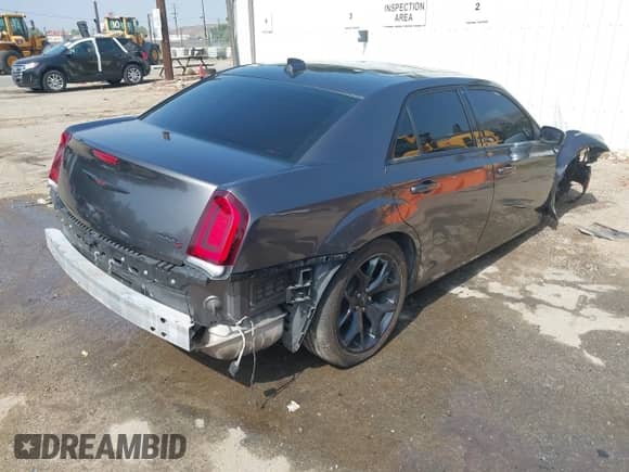 2023 Chrysler 300 S z VIN 2C3CCABG8PH573128, wystawiony jako IAAI lot #42489283 z przebiegiem 42 906 mil mil oraz . Historia ofert i sprzedaży dostępna na DreamBid. Obrazek 4.