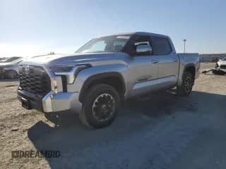 2024 Toyota Tundra SR5 z VIN 5TFLA5DBXRX190297, wystawiony jako Copart lot #70735105 z przebiegiem 15 046 mil mil oraz Szkoda całkowita • Salvage title. Historia ofert i sprzedaży dostępna na DreamBid. Obrazek 1.