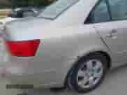 2010 Hyundai Sonata GLS z VIN 5NPET4AC5AH598927, wystawiony jako IAAI lot #43571034 z przebiegiem 117 614 mil mil oraz . Historia ofert i sprzedaży dostępna na DreamBid. Obrazek 6.