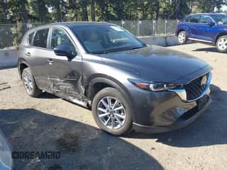 2023 Mazda CX-5 S Carbon Edition z VIN JM3KFBCM6P0143148, wystawiony jako IAAI lot #43382486 z przebiegiem 22 099 mil mil oraz . Historia ofert i sprzedaży dostępna na DreamBid. Obrazek 1.