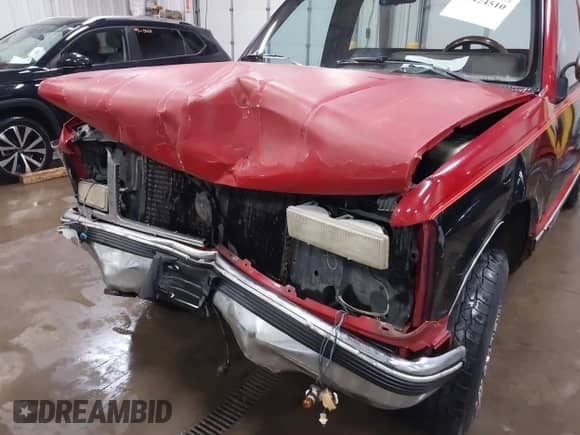 1990 GMC Sierra 1500 z VIN 1GTDK14K7LE522631, wystawiony jako IAAI lot #41424510 z przebiegiem 263 201 mil mil oraz . Historia ofert i sprzedaży dostępna na DreamBid. Obrazek 6.