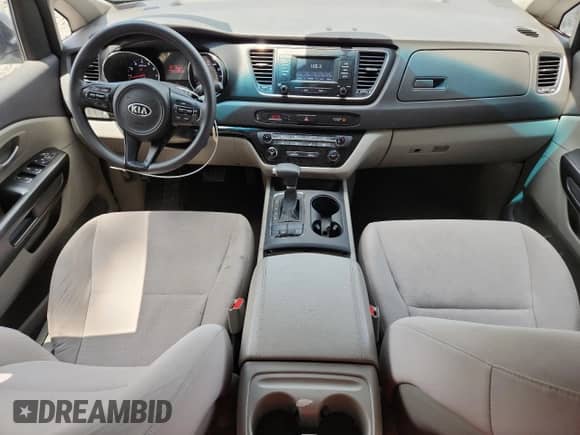 2017 Kia Sedona L z VIN KNDMA5C13H6284071, wystawiony jako Copart lot #66113925 z przebiegiem 80 057 mil mil oraz Szkoda całkowita • Salvage title. Historia ofert i sprzedaży dostępna na DreamBid. Obrazek 8.