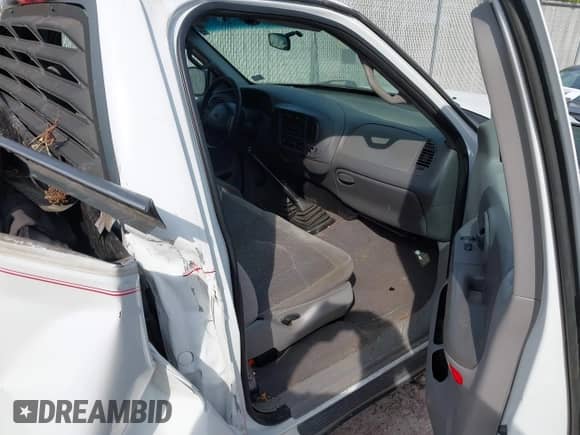 2000 Ford F-150 XL z VIN 1FTZF1828YNA84245, wystawiony jako IAAI lot #43340021 z przebiegiem Nie podano mil oraz . Historia ofert i sprzedaży dostępna na DreamBid. Obrazek 5.