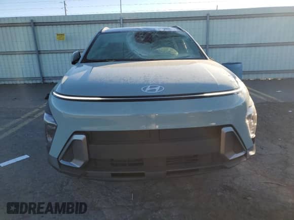 2024 Hyundai Kona SEL z VIN KM8HBCAB6RU175529, wystawiony jako Copart lot #76283994 z przebiegiem 2 398 mil mil oraz Szkoda całkowita • Salvage title. Historia ofert i sprzedaży dostępna na DreamBid. Obrazek 5.