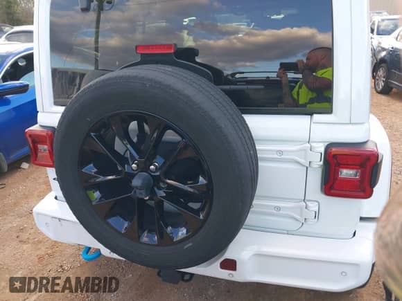 2021 Jeep Wrangler Unlimited Sahara z VIN 1C4JJXP64MW840094, wystawiony jako IAAI lot #40830676 z przebiegiem 31 716 mil mil oraz . Historia ofert i sprzedaży dostępna na DreamBid. Obrazek 17.