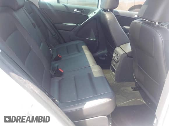 2017 Volkswagen Tiguan Wolfsburg Edition z VIN WVGRV7AX8HK019775, wystawiony jako IAAI lot #42571018 z przebiegiem 74 524 mil mil oraz . Historia ofert i sprzedaży dostępna na DreamBid. Obrazek 8.