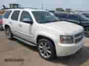 2008 Chevrolet Tahoe LTZ z VIN 1GNFC13J98R177933, wystawiony jako IAAI lot #42241762 z przebiegiem 135 187 mil mil oraz . Historia ofert i sprzedaży dostępna na DreamBid. Obrazek 1.