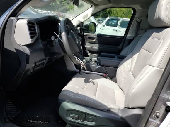 2024 Toyota Tundra SR5 z VIN 5TFLA5DA6RX171799, wystawiony jako Copart lot #70437965 z przebiegiem 16 652 mil mil oraz Szkoda całkowita • Salvage title. Historia ofert i sprzedaży dostępna na DreamBid. Obrazek 7.