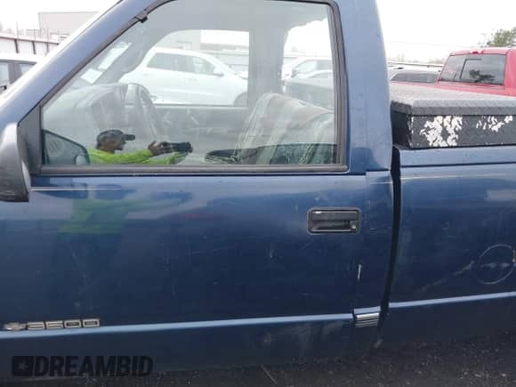 2000 Chevrolet Silverado 3500 z VIN 1GCGC34R4YR161927, wystawiony jako IAAI lot #40774233 z przebiegiem 220 558 mil mil oraz . Historia ofert i sprzedaży dostępna na DreamBid. Obrazek 14.