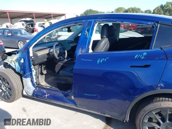 2022 Tesla Model Y Long Range z VIN 7SAYGDEE9NF443673, wystawiony jako IAAI lot #42878246 z przebiegiem 65 689 mil mil oraz . Historia ofert i sprzedaży dostępna na DreamBid. Obrazek 14.