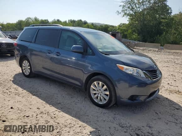 2015 Toyota Sienna LE z VIN 5TDJK3DC2FS124409, wystawiony jako Copart lot #67628935 z przebiegiem 123 028 mil mil oraz Czysty tytuł • Clean title. Historia ofert i sprzedaży dostępna na DreamBid. Obrazek 4.