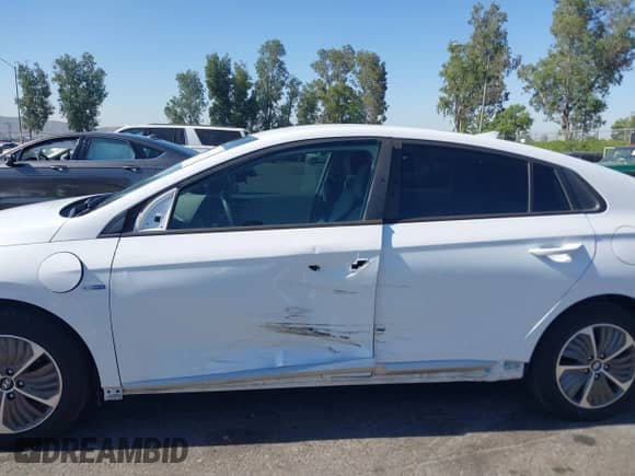 2020 Hyundai Ioniq SE z VIN KMHC65LD8LU198343, wystawiony jako IAAI lot #42313918 z przebiegiem 41 671 mil mil oraz . Historia ofert i sprzedaży dostępna na DreamBid. Obrazek 6.