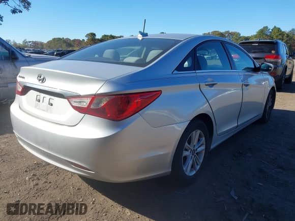 2013 Hyundai Sonata GLS z VIN 5NPEB4ACXDH725369, wystawiony jako IAAI lot #43543708 z przebiegiem 142 680 mil mil oraz . Historia ofert i sprzedaży dostępna na DreamBid. Obrazek 4.