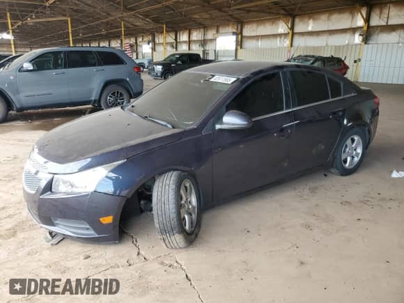 2014 Chevrolet Cruze 1LT z VIN 1G1PC5SB0E7396052, wystawiony jako Copart lot #82611565 z przebiegiem Nie podano mil oraz Szkoda całkowita • Salvage title. Historia ofert i sprzedaży dostępna na DreamBid. Obrazek 1.