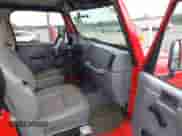 1998 Jeep Wrangler SE z VIN 1J4FY29P3WP805161, wystawiony jako IAAI lot #43314489 z przebiegiem 185 188 mil mil oraz . Historia ofert i sprzedaży dostępna na DreamBid. Obrazek 5.