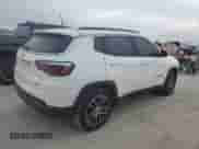2019 Jeep Compass Altitude z VIN 3C4NJCBBXKT711522, wystawiony jako Copart lot #82715655 z przebiegiem 128 723 mil mil oraz Czysty tytuł • Clean title. Historia ofert i sprzedaży dostępna na DreamBid. Obrazek 3.