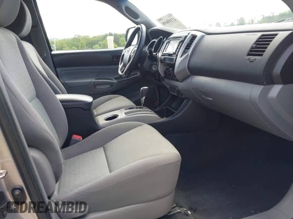 2015 Toyota Tacoma PreRunner z VIN 5TFTX4GN6FX050905, wystawiony jako IAAI lot #42189698 z przebiegiem 115 728 mil mil oraz . Historia ofert i sprzedaży dostępna na DreamBid. Obrazek 5.