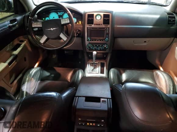 2006 Chrysler 300 C SRT-8 z VIN 2C3LA73W26H242915, wystawiony jako Copart lot #56929214 z przebiegiem 190 677 mil mil oraz Czysty tytuł • Clean title. Historia ofert i sprzedaży dostępna na DreamBid. Obrazek 8.