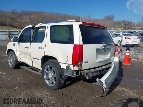2009 Cadillac Escalade z VIN 1GYFK23269R138898, wystawiony jako IAAI lot #38178040 z przebiegiem Nie podano mil oraz . Historia ofert i sprzedaży dostępna na DreamBid. Obrazek 3.