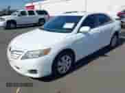 2011 Toyota Camry LE z VIN 4T4BF3EK7BR122855, wystawiony jako IAAI lot #43300420 z przebiegiem 84 583 mil mil oraz . Historia ofert i sprzedaży dostępna na DreamBid. Obrazek 2.