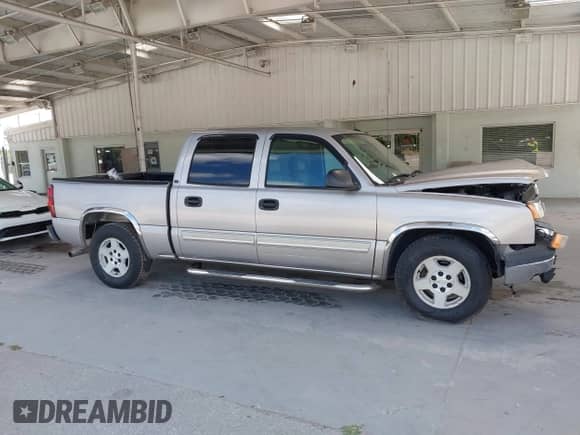 2005 Chevrolet Silverado 1500 LS z VIN 2GCEC13T551113785, wystawiony jako IAAI lot #42156343 z przebiegiem 125 581 mil mil oraz . Historia ofert i sprzedaży dostępna na DreamBid. Obrazek 13.