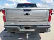 2024 Chevrolet Silverado 1500 Custom Trail Boss z VIN 3GCUDCE88RG346358, wystawiony jako Copart lot #62258825 z przebiegiem Nie podano mil oraz Szkoda całkowita • Salvage title. Historia ofert i sprzedaży dostępna na DreamBid. Obrazek 6.