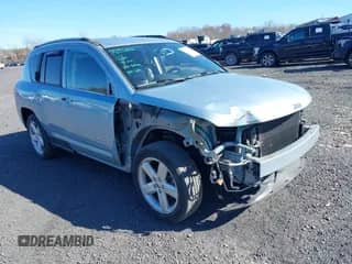 2013 Jeep Compass Limited z VIN 1C4NJDCB5DD212589, wystawiony jako IAAI lot #42054723 z przebiegiem 90 794 mil mil oraz . Historia ofert i sprzedaży dostępna na DreamBid. Obrazek 1.