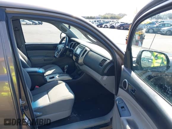 2015 Toyota Tacoma PreRunner z VIN 5TFTX4GN2FX041893, wystawiony jako IAAI lot #43129780 z przebiegiem 89 276 mil mil oraz . Historia ofert i sprzedaży dostępna na DreamBid. Obrazek 5.