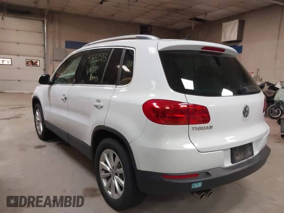 2017 Volkswagen Tiguan Wolfsburg Edition z VIN WVGRV7AX3HK000874, wystawiony jako IAAI lot #41332583 z przebiegiem 27 921 mil mil oraz . Historia ofert i sprzedaży dostępna na DreamBid. Obrazek 3.