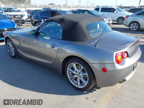 2004 BMW Z4 3.0i с VIN 4USBT53584LT25997, выставлен на аукционе IAAI как лот 41670271 с пробегом 44 954 миль миль и . История ставок и продаж доступна на DreamBid. Изображение 3.