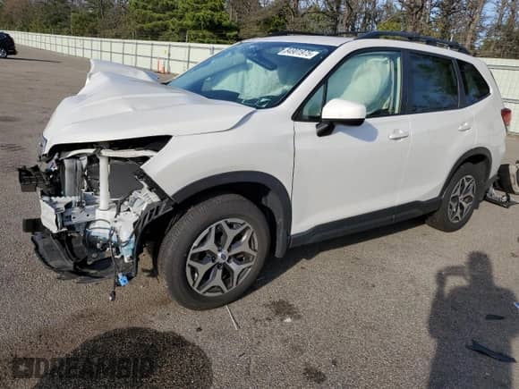 2021 Subaru Forester Premium with VIN JF2SKAFC3MH456920, listed as a Copart auction lot 84901975 with 40,004 mi miles and Salvage title. Bid and sale history available at DreamBid. Image 1.