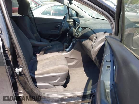 2018 Chevrolet Trax LS z VIN 3GNCJKSB3JL160860, wystawiony jako IAAI lot #43195256 z przebiegiem 128 748 mil mil oraz . Historia ofert i sprzedaży dostępna na DreamBid. Obrazek 5.