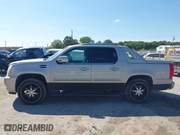 2007 Cadillac Escalade EXT with VIN 3GYFK62887G226216, listed as a IAAI auction lot 43146028 with 202,309 mi miles and . Bid and sale history available at DreamBid. Image 14.