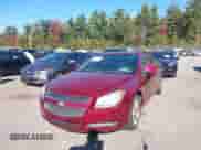 2010 Chevrolet Malibu 2LT z VIN 1G1ZD5EB4AF296683, wystawiony jako IAAI lot #43353312 z przebiegiem 130 876 mil mil oraz . Historia ofert i sprzedaży dostępna na DreamBid. Obrazek 2.
