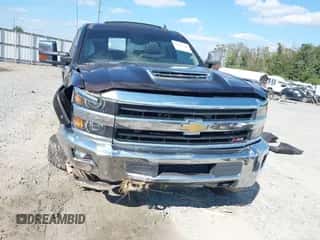 2018 Chevrolet Silverado 2500HD LTZ z VIN 1GC1KWEYXJF165780, wystawiony jako IAAI lot #43223310 z przebiegiem 111 028 mil mil oraz . Historia ofert i sprzedaży dostępna na DreamBid. Obrazek 6.