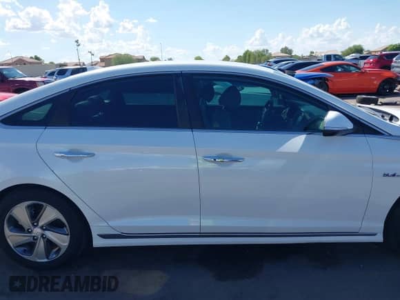 2017 Hyundai Sonata Limited with VIN KMHE54L28HA071637, listed as a IAAI auction lot 43170996 with 137,740 mi miles and . Bid and sale history available at DreamBid. Image 14.