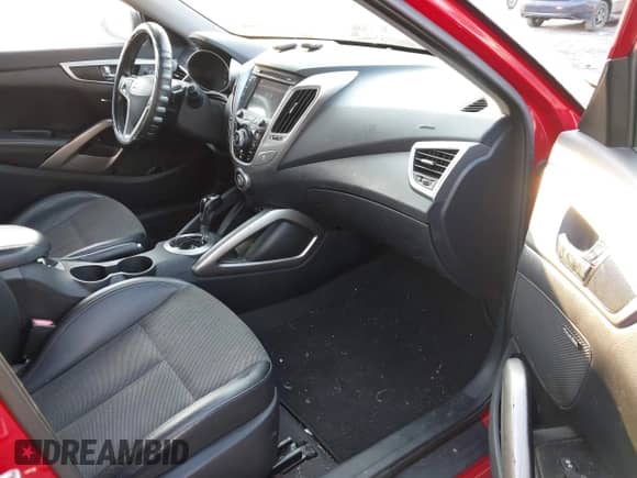 2013 Hyundai Veloster w/Black Int z VIN KMHTC6AD4DU093155, wystawiony jako IAAI lot #43244350 z przebiegiem 161 781 mil mil oraz . Historia ofert i sprzedaży dostępna na DreamBid. Obrazek 5.