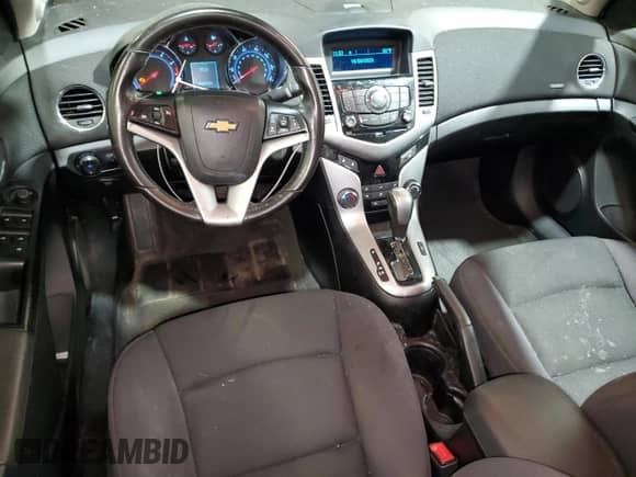 2014 Chevrolet Cruze 1LT z VIN 1G1PC5SBXE7295634, wystawiony jako Copart lot #82329965 z przebiegiem 139 795 mil mil oraz Szkoda całkowita • Salvage title. Historia ofert i sprzedaży dostępna na DreamBid. Obrazek 8.