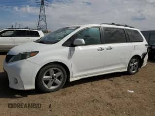 2013 Toyota Sienna SE with VIN 5TDXK3DC6DS364313, listed as a Copart auction lot 70133915 with 209,148 mi miles and Salvage title. Bid and sale history available at DreamBid. Image 1.