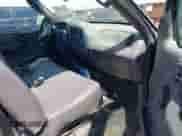 2002 Ford F-150 XL z VIN 1FTRF18232NB18258, wystawiony jako IAAI lot #42123898 z przebiegiem 152 214 mil mil oraz . Historia ofert i sprzedaży dostępna na DreamBid. Obrazek 5.