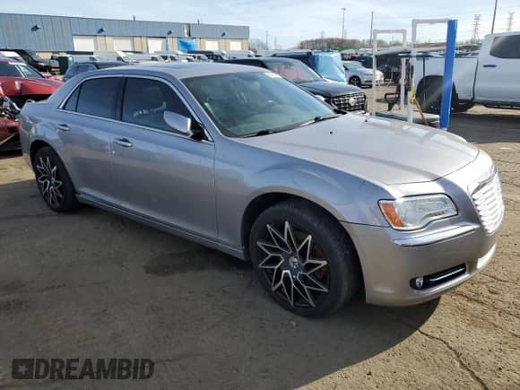 2014 Chrysler 300 z VIN 2C3CCARG9EH328793, wystawiony jako Copart lot #80235504 z przebiegiem 109 559 mil mil oraz Czysty tytuł • Clean title. Historia ofert i sprzedaży dostępna na DreamBid. Obrazek 4.